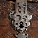 Kleines Kabinettkästchen in Renaissance Manier mit allseitiger punzierter Lederbespannung und Weißmetall Beschlägen, innen hinter Frontklappe 3 Schübe mit intarsierter Front, Obst- und Weichholz, 116,5x20,4x13,8cm, etw. … - photo 8