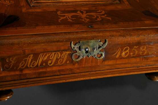 Vierländer Nähkasten mit intarsiertem Korpus und Original Messingbeschlägen auf 4 Scheibenfüßchen sowie Nadelkissen auf dem Deckel, Wandung dat. und monogrammiert "J.AN.PT 1853", 18,3x34x24,5cm - photo 3