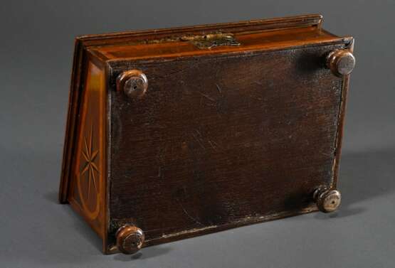 Vierländer Nähkasten mit intarsiertem Korpus und Original Messingbeschlägen auf 4 Scheibenfüßchen sowie Nadelkissen auf dem Deckel, Wandung dat. und monogrammiert "J.AN.PT 1853", 18,3x34x24,5cm - photo 5