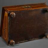 Vierländer Nähkasten mit intarsiertem Korpus und Original Messingbeschlägen auf 4 Scheibenfüßchen sowie Nadelkissen auf dem Deckel, Wandung dat. und monogrammiert "J.AN.PT 1853", 18,3x34x24,5cm - photo 5