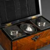 Englischer Teacaddy Kasten mit Streifenmarketterie und Bandintarsien, innen 3 versilberte Teedosen und Mischcontainer mit Perlrand, ausgeschlagen mit schwarzem Moirée, 12,5x26x13cm, Schlüssel verloren - photo 1