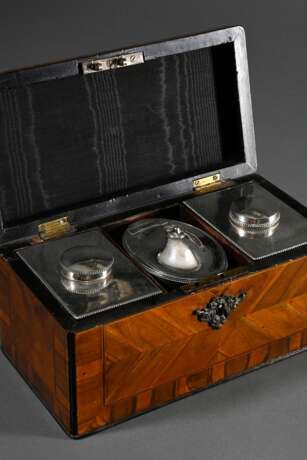 Englischer Teacaddy Kasten mit Streifenmarketterie und Bandintarsien, innen 3 versilberte Teedosen und Mischcontainer mit Perlrand, ausgeschlagen mit schwarzem Moirée, 12,5x26x13cm, Schlüssel verloren - photo 1