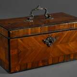 Englischer Teacaddy Kasten mit Streifenmarketterie und Bandintarsien, innen 3 versilberte Teedosen und Mischcontainer mit Perlrand, ausgeschlagen mit schwarzem Moirée, 12,5x26x13cm, Schlüssel verloren - photo 2