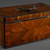 Englischer Teacaddy Kasten mit Streifenmarketterie und Bandintarsien, innen 3 versilberte Teedosen und Mischcontainer mit Perlrand, ausgeschlagen mit schwarzem Moirée, 12,5x26x13cm, Schlüssel verloren - photo 3