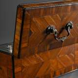 Englischer Teacaddy Kasten mit Streifenmarketterie und Bandintarsien, innen 3 versilberte Teedosen und Mischcontainer mit Perlrand, ausgeschlagen mit schwarzem Moirée, 12,5x26x13cm, Schlüssel verloren - photo 4