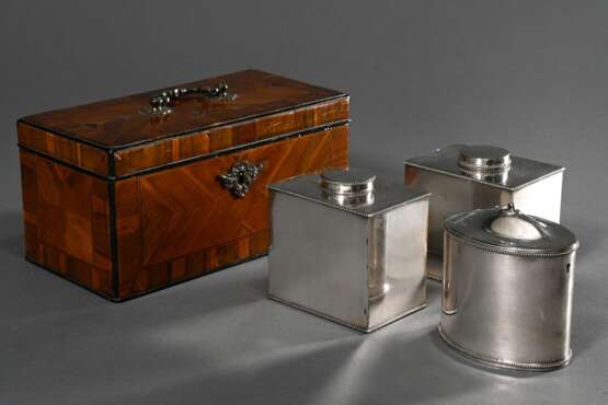 Englischer Teacaddy Kasten mit Streifenmarketterie und Bandintarsien, innen 3 versilberte Teedosen und Mischcontainer mit Perlrand, ausgeschlagen mit schwarzem Moirée, 12,5x26x13cm, Schlüssel verloren - photo 6