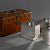 Englischer Teacaddy Kasten mit Streifenmarketterie und Bandintarsien, innen 3 versilberte Teedosen und Mischcontainer mit Perlrand, ausgeschlagen mit schwarzem Moirée, 12,5x26x13cm, Schlüssel verloren - photo 6