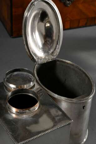 Englischer Teacaddy Kasten mit Streifenmarketterie und Bandintarsien, innen 3 versilberte Teedosen und Mischcontainer mit Perlrand, ausgeschlagen mit schwarzem Moirée, 12,5x26x13cm, Schlüssel verloren - photo 7
