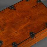 Seidenholz Kasten mit allseitigen Metallbeschlägen, 19.Jh., 12x32x21cm, Schlüssel verloren, Furnierdefekte, best. - Foto 3