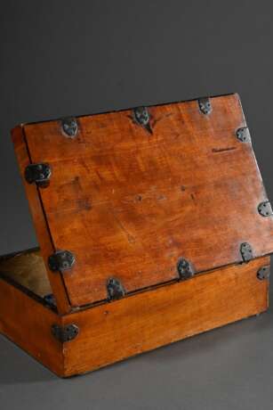 Seidenholz Kasten mit allseitigen Metallbeschlägen, 19.Jh., 12x32x21cm, Schlüssel verloren, Furnierdefekte, best. - Foto 4