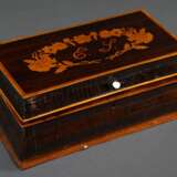 Spätbiedermeier Kasten mit leicht bombiertem Korpus und floral intarsiertem Deckel „ES“, 6 Innenfächer mit Deckel, Mitte 19.Jh., 10,5x29x17cm, Furnierdefekte - фото 1