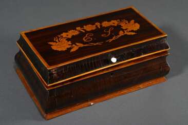 Spätbiedermeier Kasten mit leicht bombiertem Korpus und floral intarsiertem Deckel „ES“, 6 Innenfächer mit Deckel, Mitte 19.Jh., 10,5x29x17cm, Furnierdefekte