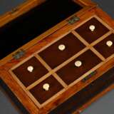 Spätbiedermeier Kasten mit leicht bombiertem Korpus und floral intarsiertem Deckel „ES“, 6 Innenfächer mit Deckel, Mitte 19.Jh., 10,5x29x17cm, Furnierdefekte - фото 2