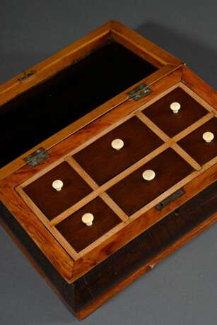 Spätbiedermeier Kasten mit leicht bombiertem Korpus und floral intarsiertem Deckel „ES“, 6 Innenfächer mit Deckel, Mitte 19.Jh., 10,5x29x17cm, Furnierdefekte - фото 2