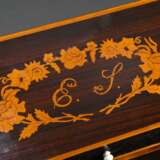 Spätbiedermeier Kasten mit leicht bombiertem Korpus und floral intarsiertem Deckel „ES“, 6 Innenfächer mit Deckel, Mitte 19.Jh., 10,5x29x17cm, Furnierdefekte - фото 4