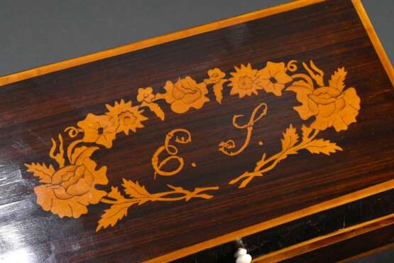 Spätbiedermeier Kasten mit leicht bombiertem Korpus und floral intarsiertem Deckel „ES“, 6 Innenfächer mit Deckel, Mitte 19.Jh., 10,5x29x17cm, Furnierdefekte - фото 4
