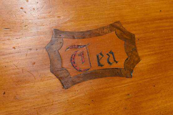 Englischer Teacaddy mit eingelegter Beschriftung "Tea" auf dem Deckel, 2 Innenfächer mit Deckel, Obstholz mit geschwärzten Rändern, 19.Jh., 10x18x10,5cm, Altersspuren - photo 6