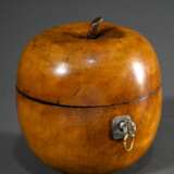 Kuriose Teedose in Apfel Form mit Schloss und Schlüssel, Obstholz innen mit Metallfarbe gefasst, England Ende 19.Jh., H. 9,5cm, Schloss defekt - photo 1