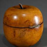Kuriose Teedose in Apfel Form mit Schloss und Schlüssel, Obstholz innen mit Metallfarbe gefasst, England Ende 19.Jh., H. 9,5cm, Schloss defekt - photo 2