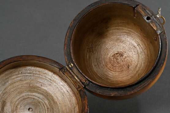 Kuriose Teedose in Apfel Form mit Schloss und Schlüssel, Obstholz innen mit Metallfarbe gefasst, England Ende 19.Jh., H. 9,5cm, Schloss defekt - photo 3