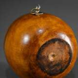 Kuriose Teedose in Apfel Form mit Schloss und Schlüssel, Obstholz innen mit Metallfarbe gefasst, England Ende 19.Jh., H. 9,5cm, Schloss defekt - photo 4