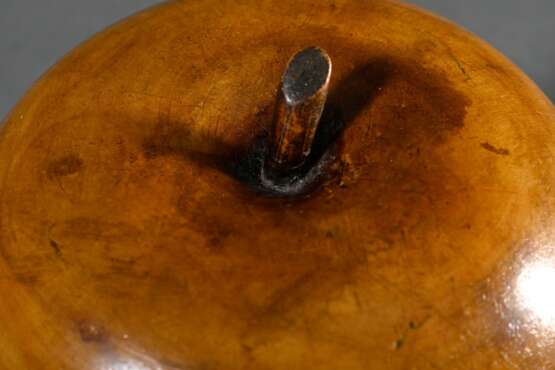 Kuriose Teedose in Apfel Form mit Schloss und Schlüssel, Obstholz innen mit Metallfarbe gefasst, England Ende 19.Jh., H. 9,5cm, Schloss defekt - photo 5