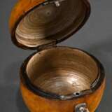Kuriose Teedose in Apfel Form mit Schloss und Schlüssel, Obstholz innen mit Metallfarbe gefasst, England Ende 19.Jh., H. 9,5cm, Schloss defekt - photo 7