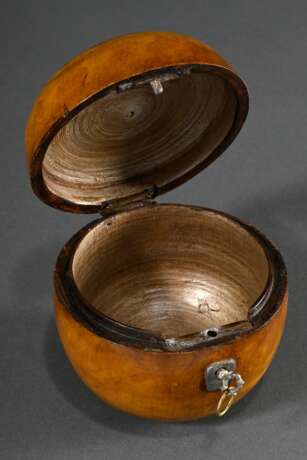 Kuriose Teedose in Apfel Form mit Schloss und Schlüssel, Obstholz innen mit Metallfarbe gefasst, England Ende 19.Jh., H. 9,5cm, Schloss defekt - photo 7