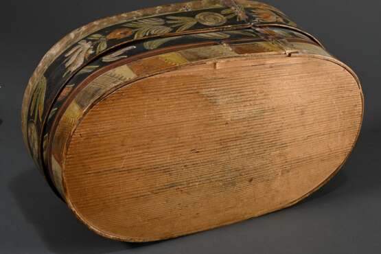 Antike Haubenschachtel „Liebespaar“ mit umlaufendem Spruch "Keinen andern sag ich zu dar er mir mein Herz aufthu, 1824", Spannholz farbig gefasst, 17,5x48x29,5cm, Altersspuren - photo 6