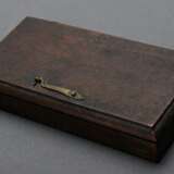Antike Goldwaage in Holzkasten mit Messing Gewichten in Ducat, Neue Louis D'Or und Francs, Deckel mit Manufakturstempel, 7x13,5cm, Alters- und Gebrauchsspuren - photo 3