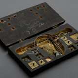 Antike Goldwaage in Holzkasten mit Messing Gewichten in Ducat, Neue Louis D'Or und Francs, Manufakturstempel "PD" im Deckel, 8x16,5cm, Alters- und Gebrauchsspuren - photo 2