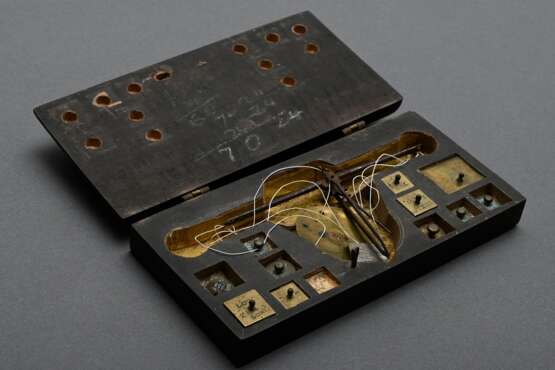 Antike Goldwaage in Holzkasten mit Messing Gewichten in Ducat, Neue Louis D'Or und Francs, Manufakturstempel "PD" im Deckel, 8x16,5cm, Alters- und Gebrauchsspuren - photo 2