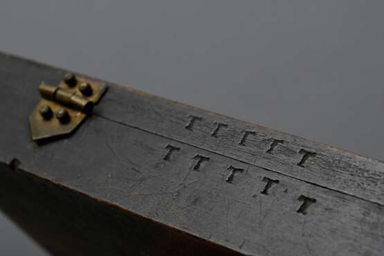 Antike Goldwaage in Holzkasten mit Messing Gewichten in Ducat, Neue Louis D'Or und Francs, Manufakturstempel "PD" im Deckel, 8x16,5cm, Alters- und Gebrauchsspuren - photo 4