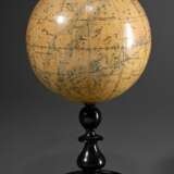 Himmelsglobus in senkrechter Achse auf gedrechseltem Holzstand, bez. "Berlin geogr. artist.Anstalt von Ernst Schotte & Co.", um 1900, H. 32cm, Altersspuren - photo 1