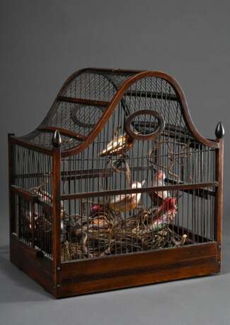 Altes Vogelbauer mit geschweifter Dachkonstruktion, dunkel gebeiztes Holz mit Metallstäben, darin diverse Gablonzer Glas Vögel, 19.Jh., 36x33x22,5cm - photo 1