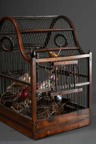 Altes Vogelbauer mit geschweifter Dachkonstruktion, dunkel gebeiztes Holz mit Metallstäben, darin diverse Gablonzer Glas Vögel, 19.Jh., 36x33x22,5cm - photo 4