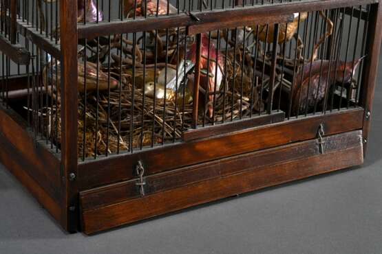Altes Vogelbauer mit geschweifter Dachkonstruktion, dunkel gebeiztes Holz mit Metallstäben, darin diverse Gablonzer Glas Vögel, 19.Jh., 36x33x22,5cm - photo 7