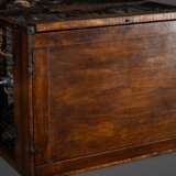 Altes Vogelbauer mit geschweifter Dachkonstruktion, dunkel gebeiztes Holz mit Metallstäben, darin diverse Gablonzer Glas Vögel, 19.Jh., 36x33x22,5cm - photo 8