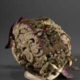 Kostbare Brauthaube mit Flussperlen Stickerei auf Pappschlingen montiert, Metall Posamenten sowie filigranen Seidenblumen und violetten Bändern, 19.Jh., 19x15,5cm, Altersspuren - Foto 2