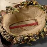 Kostbare Brauthaube mit Flussperlen Stickerei auf Pappschlingen montiert, Metall Posamenten sowie filigranen Seidenblumen und violetten Bändern, 19.Jh., 19x15,5cm, Altersspuren - Foto 5