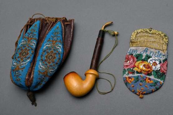 2 Diverse Teile Biedermeier Perlstickereien: kleines Portemonnaie "Rosenfries" mit vergoldetem Bügel und Leder Tabakbeutel "Blütenornamente auf türkis Fond" (darin einfache Meerschaum Pfeife), L. 21/1… - фото 1