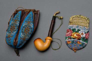 2 Diverse Teile Biedermeier Perlstickereien: kleines Portemonnaie &quot;Rosenfries&quot; mit vergoldetem Bügel und Leder Tabakbeutel &quot;Blütenornamente auf türkis Fond&quot; (darin einfache Meerschaum Pfeife), L. 21/1…