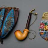 2 Diverse Teile Biedermeier Perlstickereien: kleines Portemonnaie "Rosenfries" mit vergoldetem Bügel und Leder Tabakbeutel "Blütenornamente auf türkis Fond" (darin einfache Meerschaum Pfeife), L. 21/1… - фото 1