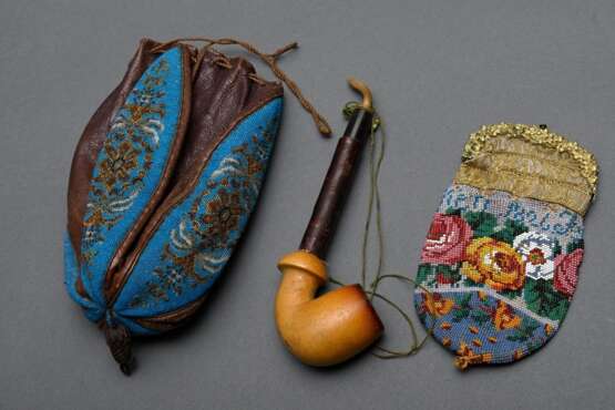 2 Diverse Teile Biedermeier Perlstickereien: kleines Portemonnaie "Rosenfries" mit vergoldetem Bügel und Leder Tabakbeutel "Blütenornamente auf türkis Fond" (darin einfache Meerschaum Pfeife), L. 21/1… - фото 2
