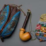 2 Diverse Teile Biedermeier Perlstickereien: kleines Portemonnaie "Rosenfries" mit vergoldetem Bügel und Leder Tabakbeutel "Blütenornamente auf türkis Fond" (darin einfache Meerschaum Pfeife), L. 21/1… - фото 2