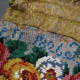 2 Diverse Teile Biedermeier Perlstickereien: kleines Portemonnaie "Rosenfries" mit vergoldetem Bügel und Leder Tabakbeutel "Blütenornamente auf türkis Fond" (darin einfache Meerschaum Pfeife), L. 21/1… - фото 4