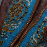 2 Diverse Teile Biedermeier Perlstickereien: kleines Portemonnaie "Rosenfries" mit vergoldetem Bügel und Leder Tabakbeutel "Blütenornamente auf türkis Fond" (darin einfache Meerschaum Pfeife), L. 21/1… - фото 5