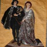 Historismus Perlstickerei "Liebespaar in Renaissance Trachten" auf feinem goldfarbenem Flachstickerei Fond, um 1880, 106x60cm, vorzügliche Erhaltung, kleiner Wasserschaden oben - Foto 2