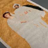 Historismus Perlstickerei "Liebespaar in Renaissance Trachten" auf feinem goldfarbenem Flachstickerei Fond, um 1880, 106x60cm, vorzügliche Erhaltung, kleiner Wasserschaden oben - Foto 3