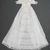 Baumwollbatist Taufkleid mit feinen floralen Weißstickerei Bordüren und Spitzeneinsätzen, 19.Jh., L. 108cm, leicht fleckig - photo 3